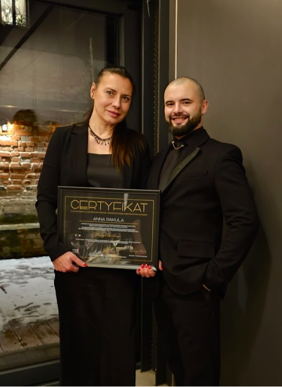 Anna Pakuła z Maksymem Komarem — odbiór certyfikatu Mistrza Hipnoterapii (Metoda MKM)